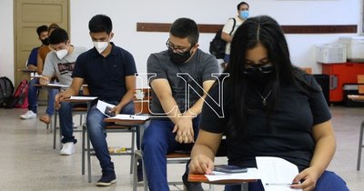 La Nación / Becas Itaipú: solo 923 aprobaron exámenes y exigen que entreguen los 2.000 puestos