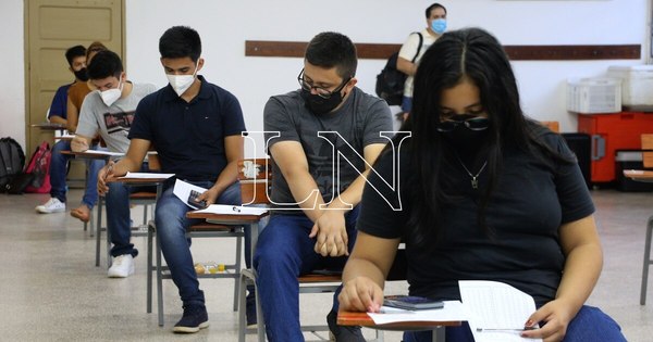 La Nación / Becas Itaipú: solo 923 aprobaron exámenes y exigen que entreguen los 2.000 puestos