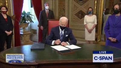 Biden firma decretos