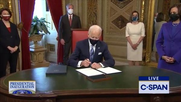 Biden firma decretos