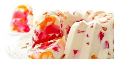 La Nación / Receta LN: “gelatina de mosaico con crema”, una propuesta colorida y deliciosa