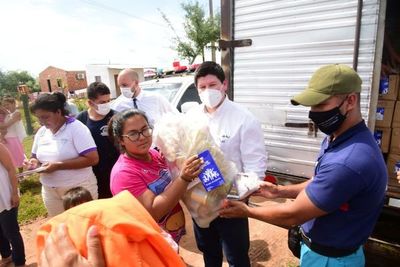 Banco Atlas asiste a los afectados por las inundaciones en Concepción - Empresariales - ABC Color