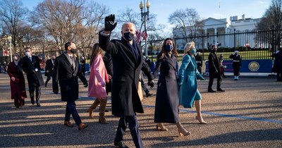 La Nación / Joe Biden entra caminando a la Casa Blanca
