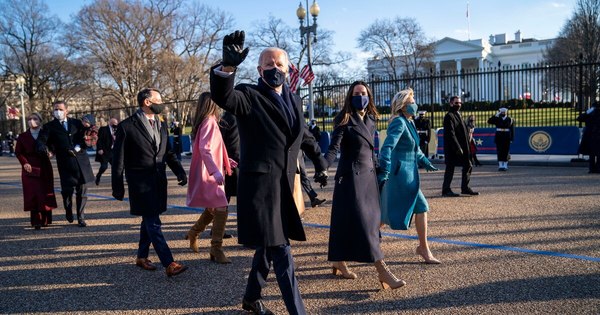 La Nación / Joe Biden entra caminando a la Casa Blanca
