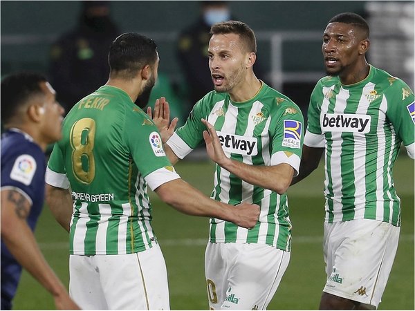 Betis triunfa y se acerca a Europa