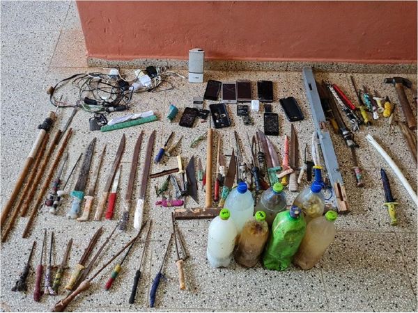 Requisan armas blancas, celulares y drogas en penal de Itapúa
