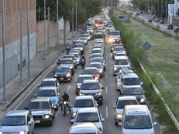 Montaje de pasarela "de oro" genera larga cola en avenida Ñu Guasu