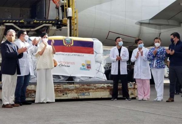 Ecuador recibe las primeras 8.000 dosis de vacuna contra el Covid-19