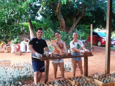 Crónica / Con botellas de birra encenderán el camino
