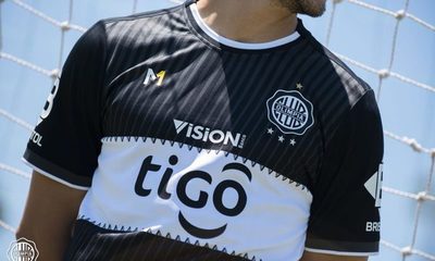 Olimpia presenta su camiseta alternativa con la franja blanca