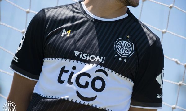 Olimpia presenta su camiseta alternativa con la franja blanca