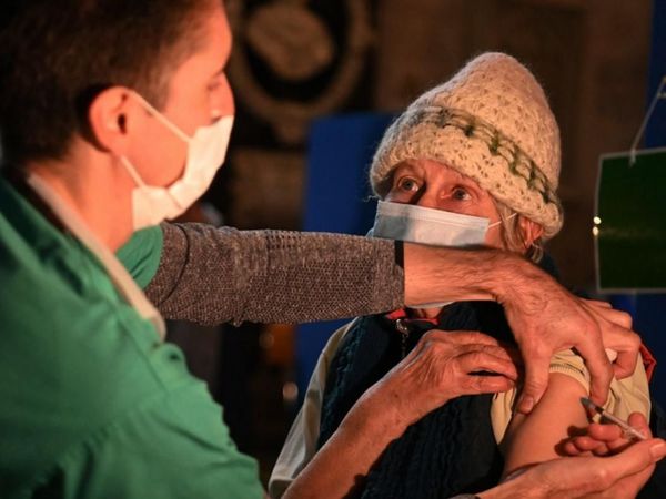 Vacuna de Pfizer a revisión ante dudas sobre efectividad