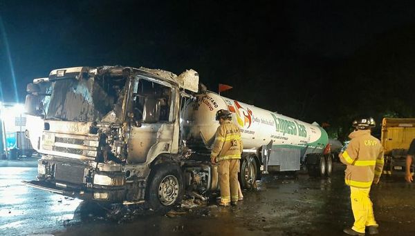 Camión cisterna de gas se incendia, pero rápida acción evita posible tragedia - Nacionales - ABC Color