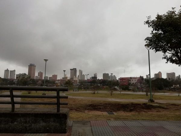 Jueves caluroso, muy húmedo y con lluvias dispersas