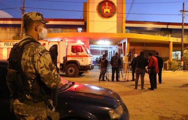 Presos en Tacumbú se enfrentaron con armas blancas, uno de ellos terminó muerto