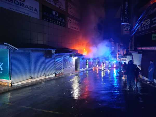 Seis casillas destruidas por incendio en el microcentro de Ciudad del Este - ADN Digital