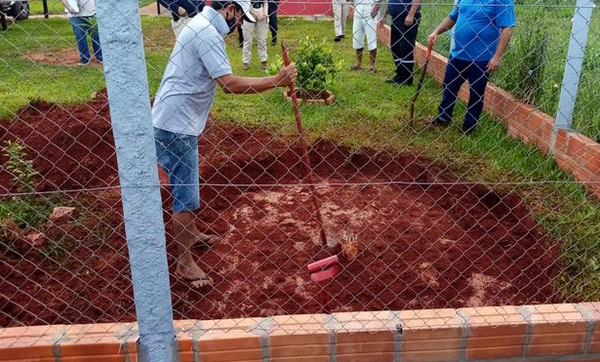 Cavan un pozo en busca de Dahiana tras encontrar sangre en un caño - Noticiero Paraguay