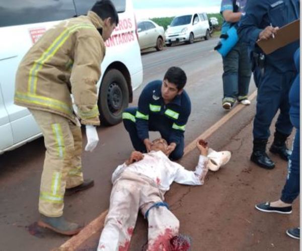 Motociclista sufre fracturas múltiples tras ser atropellado por tractocamión