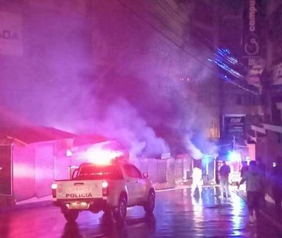 Incendio arrasó con seis casillas en el microcentro de CDE - ABC en el Este - ABC Color