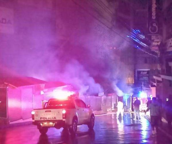 Incendio arrasó con seis casillas en el microcentro de CDE - ABC en el Este - ABC Color
