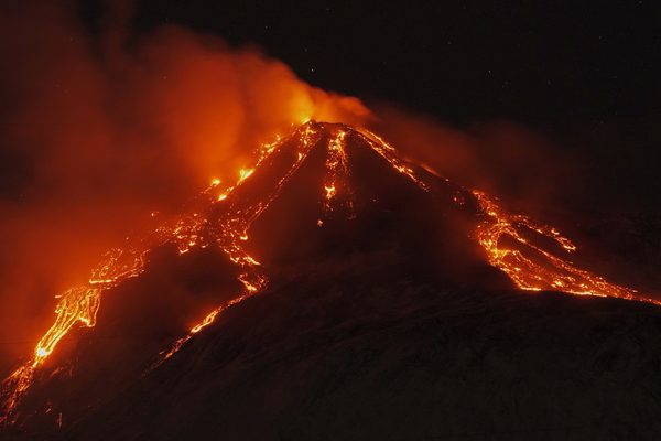 ASÍ FUE LA ERUPCIÓN DEL ETNA EN ITALIA, EL VOLCÁN MÁS ACTIVO DE EUROPA