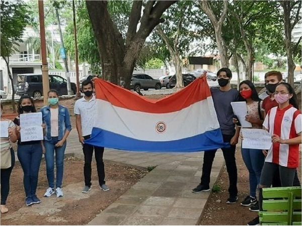 Jóvenes piden reducir puntajes para acceder a becas de Itaipú