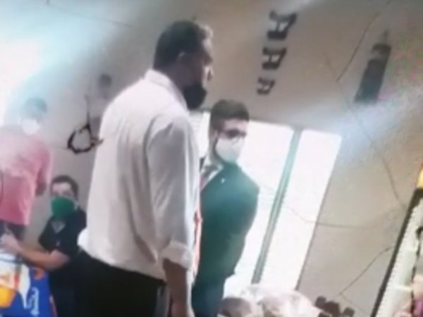 Le pegan, juez casi le deja sin su heladera y va presa