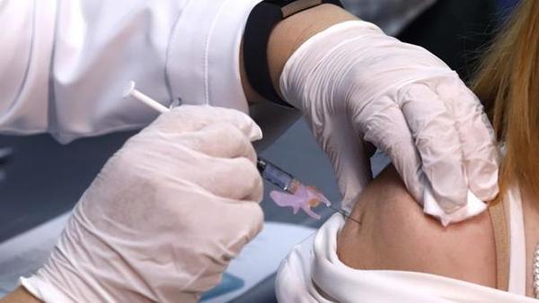 Madrid suspende la inmunización del personal de salud tras quedar sin vacunas | .::Agencia IP::.