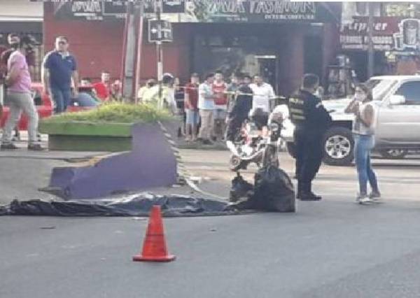 Joven muere arrollado por camión tras discusión