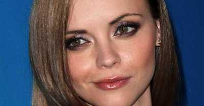 Christina Ricci consigue una orden de alejamiento contra su marido - C9N