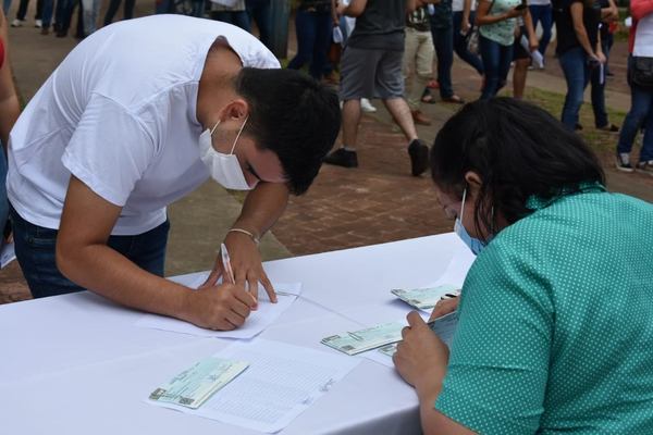 Prosiguen hoy entrega de becas por parte de la Gobernación de Misiones