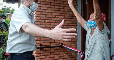 La Nación / “Eheja che cargo”: Abdo entregó casa a doña Aurelia, seis meses después de su promesa