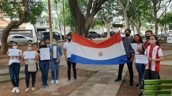 Jóvenes piden que se reduzcan puntajes de exámenes para acceder a las becas de Itaipú-Becal, el 50% quedó disponible