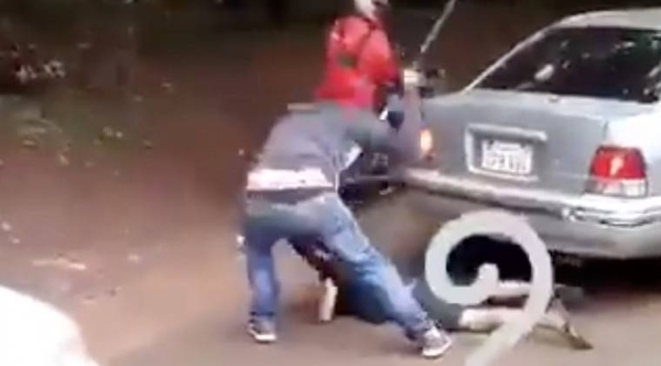 HOY / Imputan a padres de limpiavidrios golpeado en plena calle: confirman desnutrición y consumo de drogas
