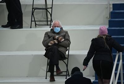 Por su atuendo y su pose despreocupada, Bernie protagoniza todos los memes de hoy - Soy un viral - ABC Color