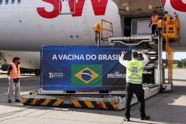 HOY / Brasil espera la llegada de 2 millones de dosis de vacuna de Oxford el viernes