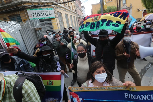 Activistas exigen la devolución del 100 % de aportes de jubilación en Bolivia - MarketData