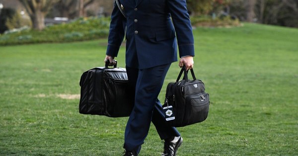 La Nación / Entrega de los códigos nucleares