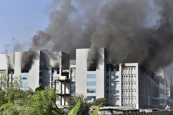 Cinco muertos en incendio en el mayor productor de vacunas del mundo, en India - Mundo - ABC Color