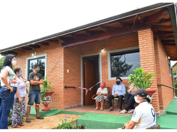 Abuelitos cumplieron el sueño de la casa propia en Guairá