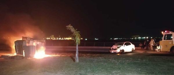 Conductora choca contra transformador de la ANDE en la Costanera de Asunción - Nacionales - ABC Color