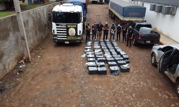 Incautan camión cargado con 1635 kilos de marihuana en un doble fondo