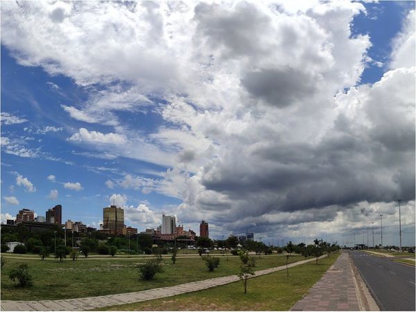 Viernes caluroso con lluvias y tormentas eléctricas