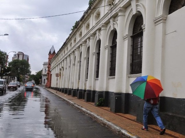 Viernes caluroso y con lluvias