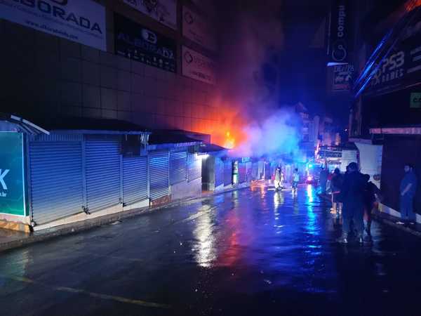 Incendio arrasa con al menos 16 casillas en el microcentro de Ciudad del Este