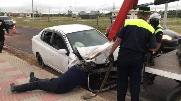 HOY / Conductora chocó contra transformador de la ANDE y costanera quedó sin luz