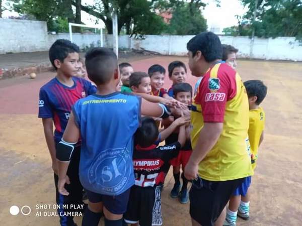 ROTELA ABRE ESPACIO PARA ESCUELITA DE FUTSAL
