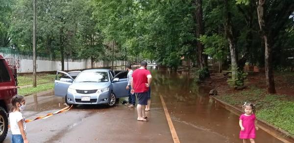 Lluvias e inundaciones castigan a conductores y pobladores de zonas bajas de Ciudad del Este