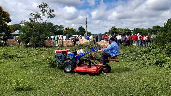 Gobierno Nacional entregó insumos y materiales a productores de Ñeembucú | .::Agencia IP::.
