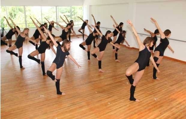 HOY / Práctica en academias de danza en pandemia: al aire libre y con tapabocas